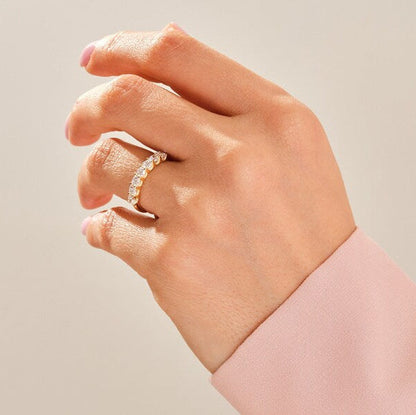 0.70 TCW Round Seven Stone Moissanite Wedding Band
