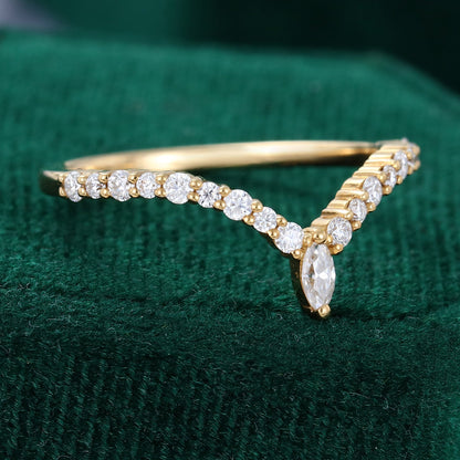 0.2 TCW Marquise & Round Curved Moissanite Wedding Band