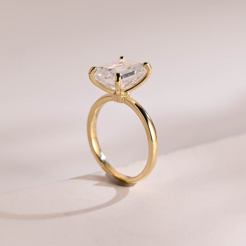 2.0 CT Emerald Solitaire Moissanite Engagement Ring
