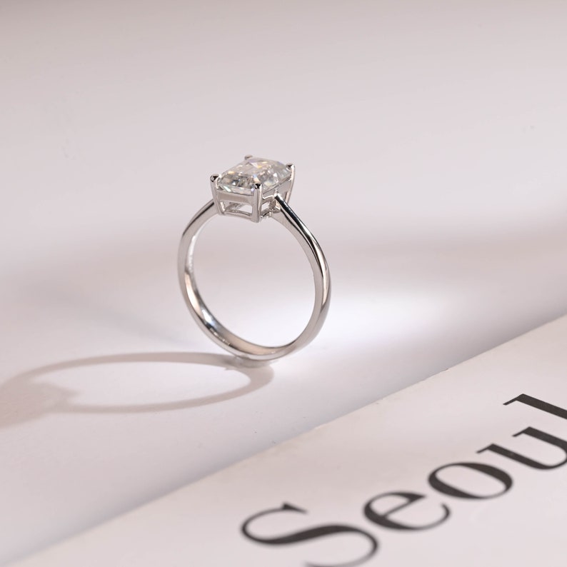 2.0 CT Emerald Solitaire Moissanite Engagement Ring