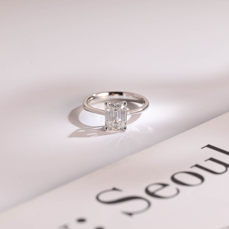2.0 CT Emerald Solitaire Moissanite Engagement Ring
