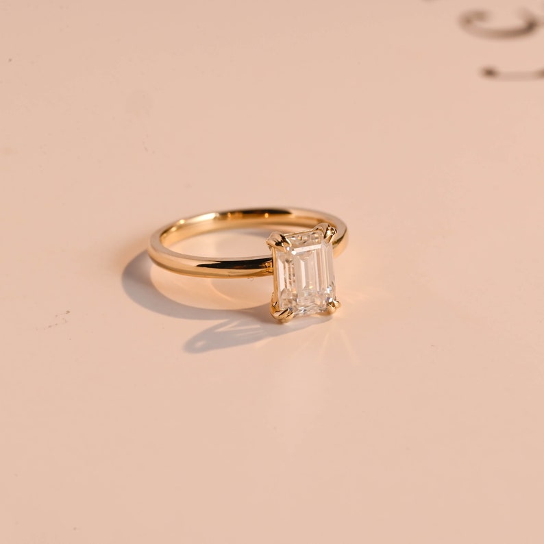 2.0 CT Emerald Solitaire Moissanite Engagement Ring