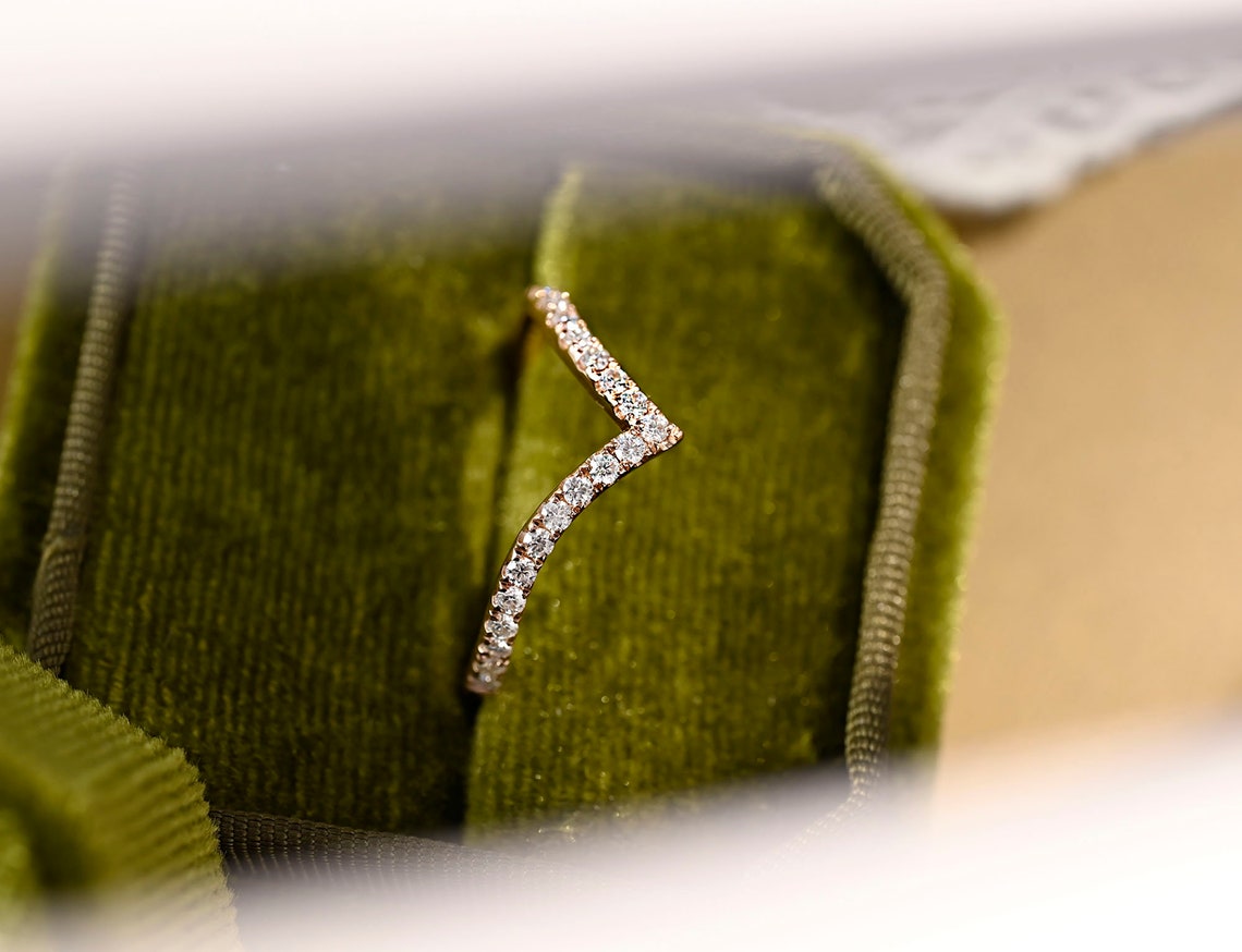 0.3 TCW Round Curved Moissanite Wedding Band