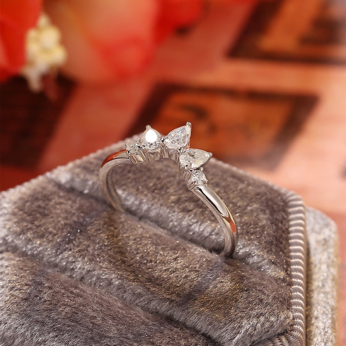 0.2 Pear & Round Curved Moissanite Wedding Band