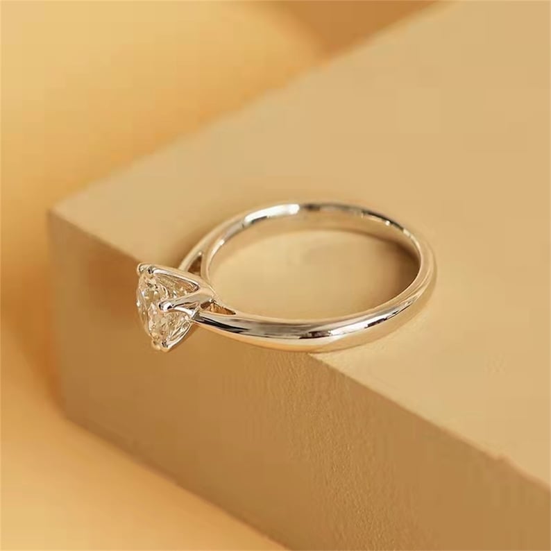 1 CT Round Solitaire Moissanite Engagement Ring