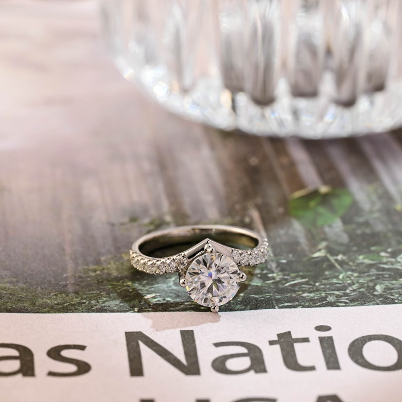 2 CT Round Curved Pave Moissanite Engagement Ring