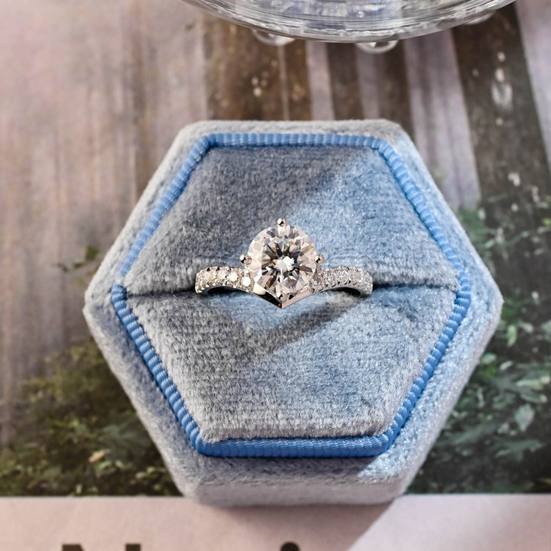 2 CT Round Curved Pave Moissanite Engagement Ring