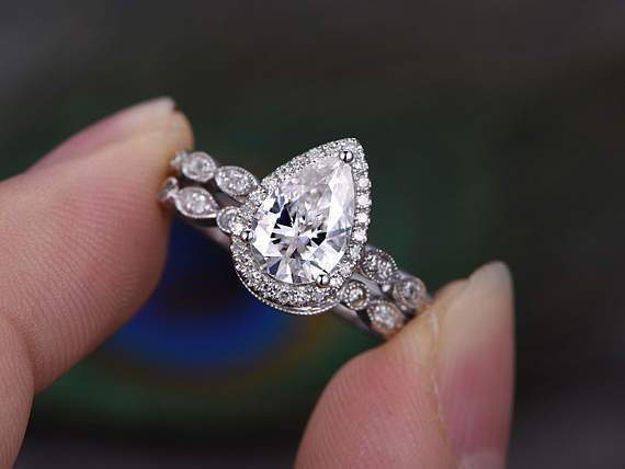 1.0 CT Pear Cut Halo Moissanite Bridal Ring Set 3