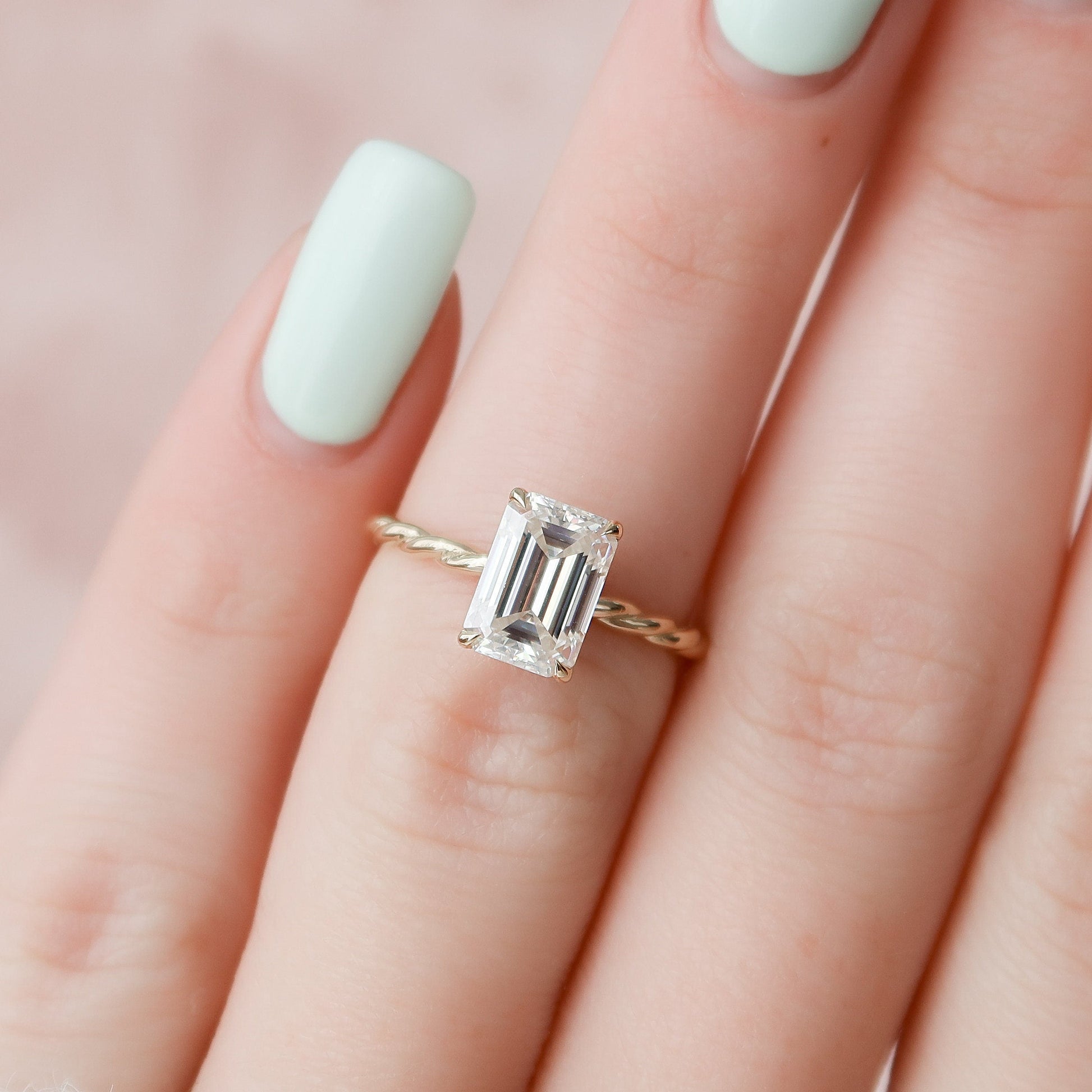 2.0 CT Emerald Twisted Band & Solitaire Moissanite Engagement Ring 3